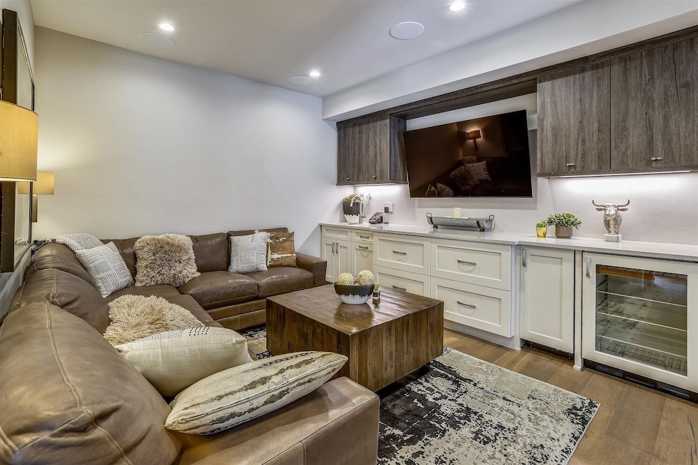 Falcon Haus 4 Bedroom Townhouse by RedAwning
