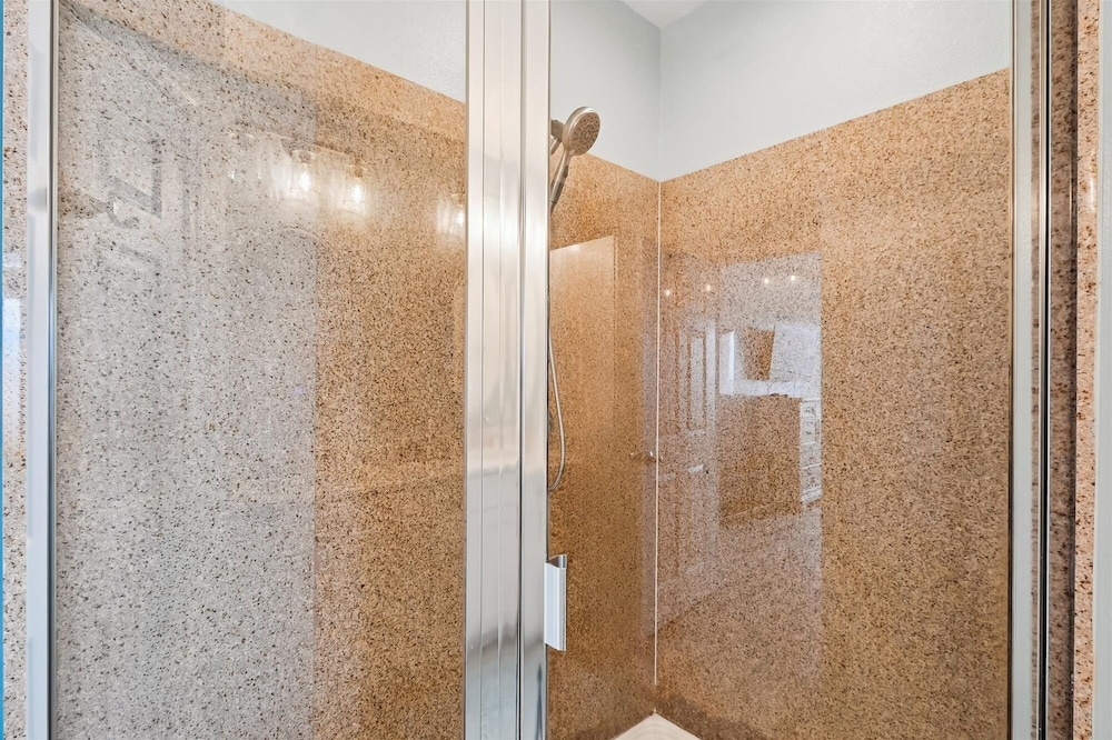 Laketown Wharf 2123 3 Bedroom Condo