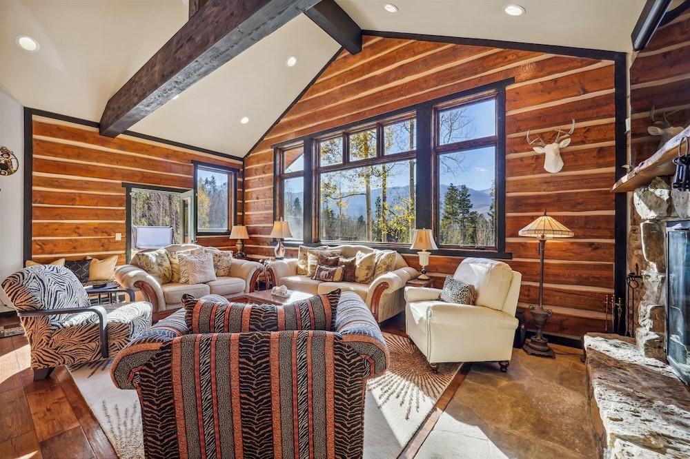 Silver Circle Lodge 4 Bedroom Home by RedAwning