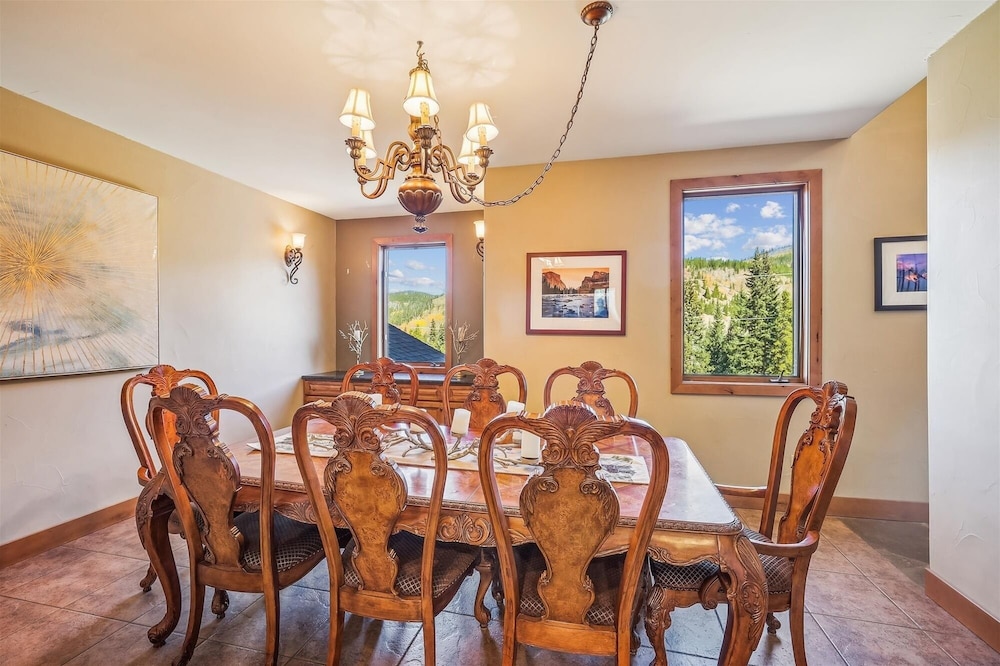 High Point Lodge 5 Bedroom Home by RedAwning