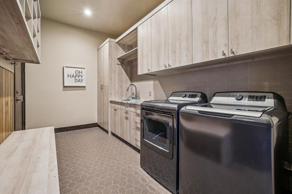 The Crowne Summit 6 Bedroom Home