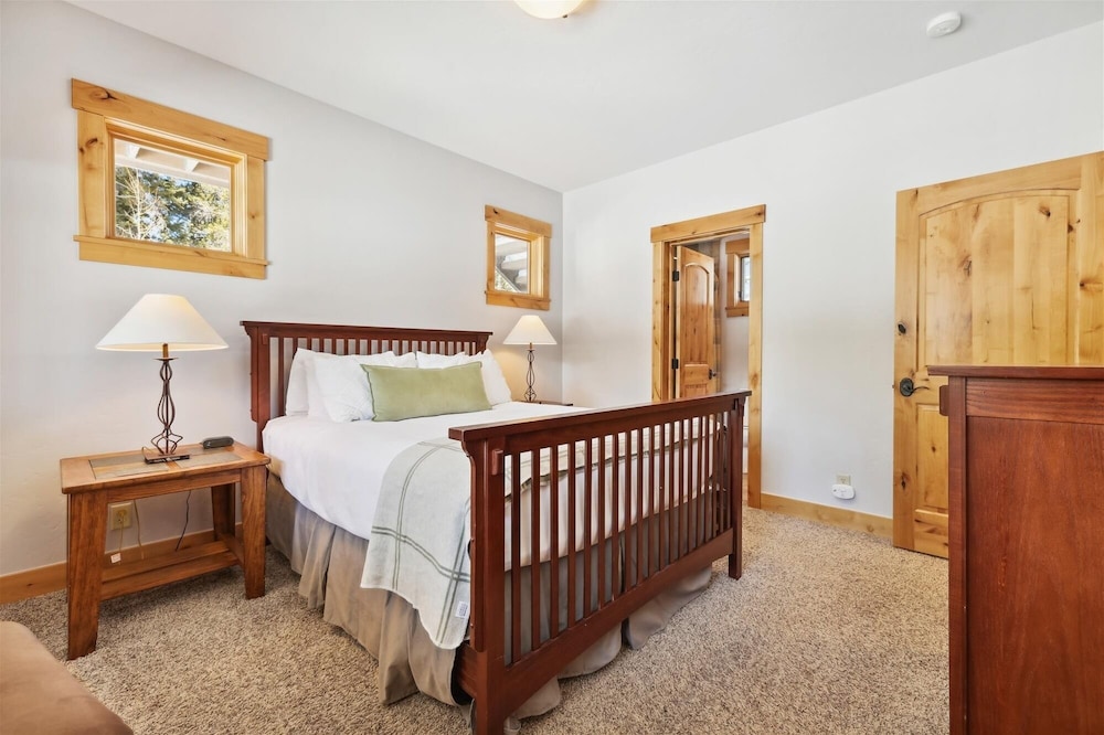 Lone Hand Lodge 4 Bedroom Home by RedAwning