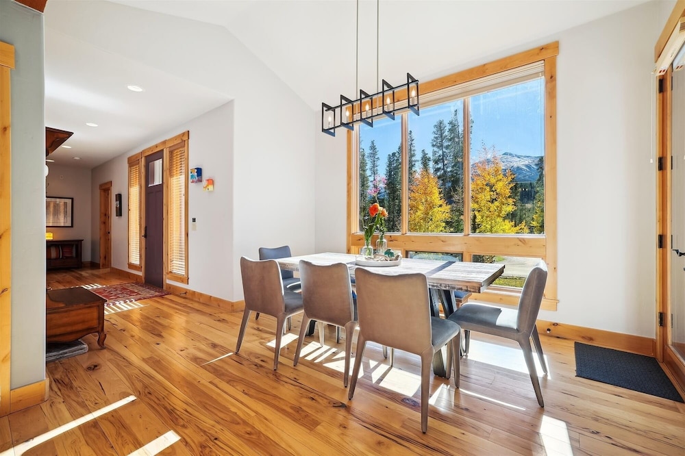 Lone Hand Lodge 4 Bedroom Home by RedAwning