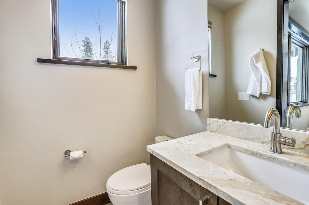 Falcon Haus 4 Bedroom Townhouse by RedAwning