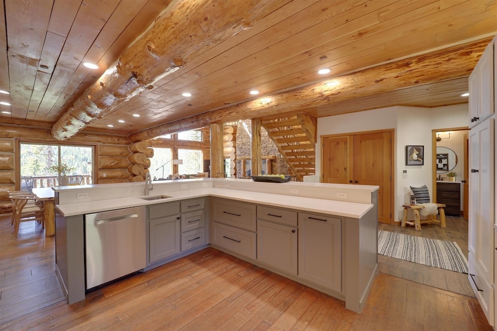 Modern Log Cabin 5 Bedroom Home by RedAwning