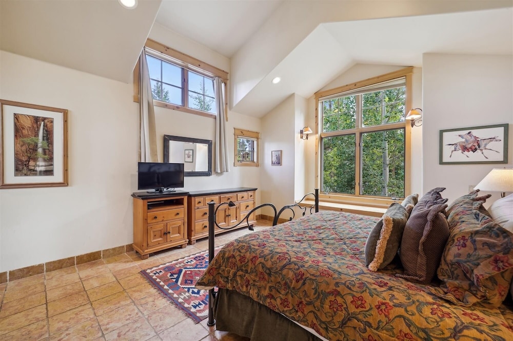 Cucumber Patch 44 4 Bedroom Townhouse by RedAwning