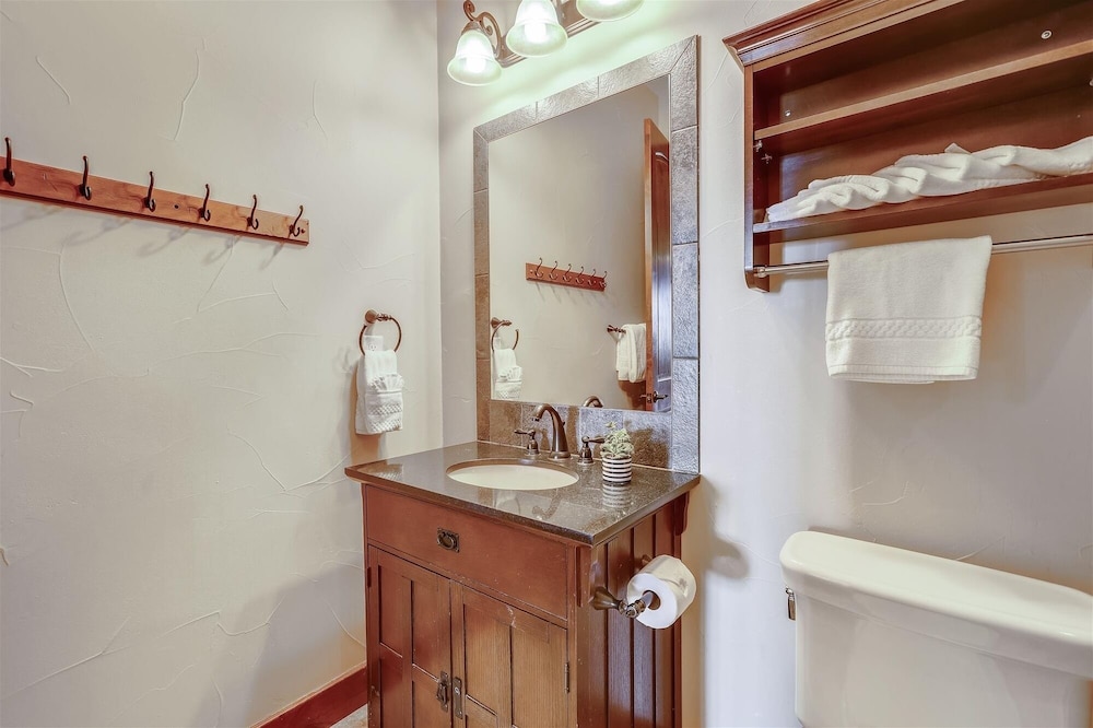 Baldy Mountain Overlook 4 Bedroom Townhouse by RedAwning