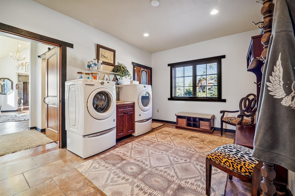 Silver Circle Lodge 4 Bedroom Home by RedAwning
