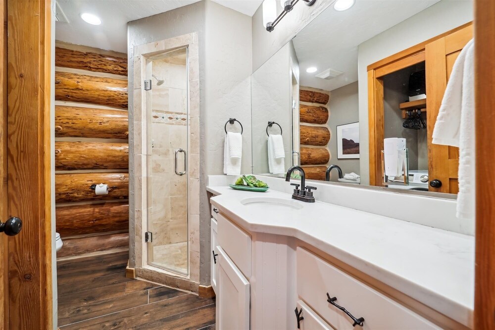 Modern Log Cabin 5 Bedroom Home by RedAwning