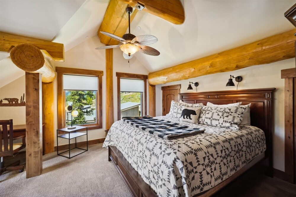 Goldenview Lodge 5 Bedroom Home by RedAwning