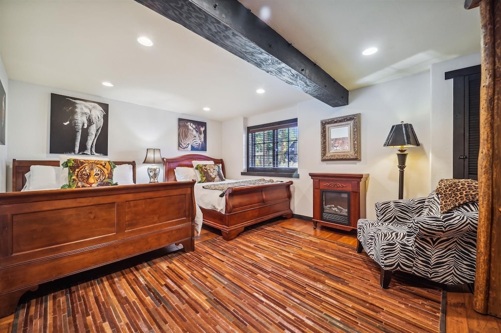 Silver Circle Lodge 4 Bedroom Home by RedAwning