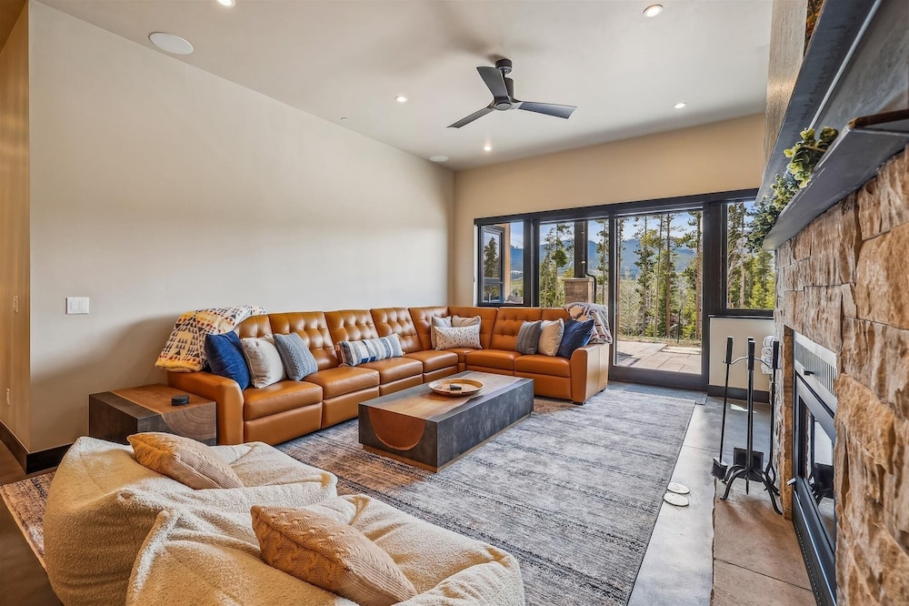 The Crowne Summit 6 Bedroom Home
