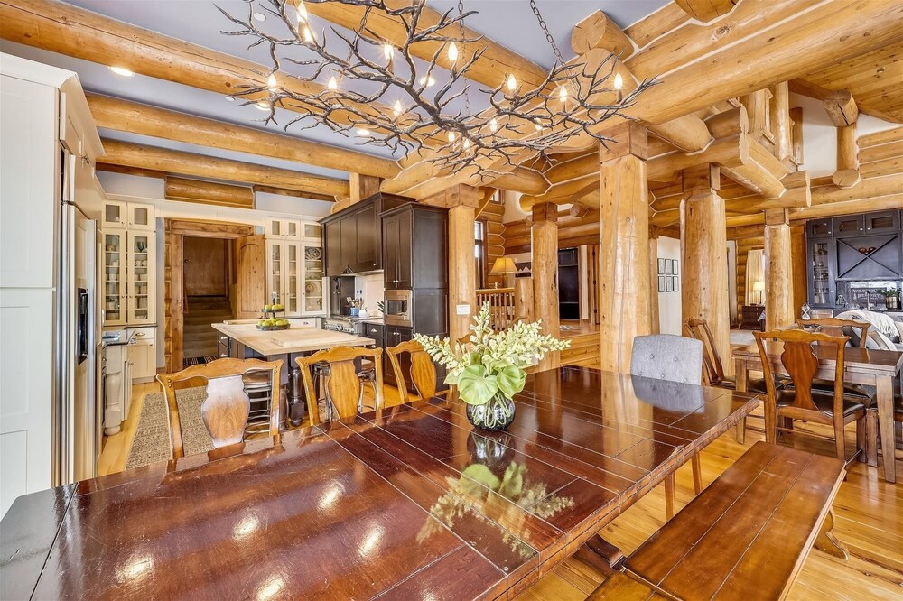 Goldenview Lodge 5 Bedroom Home by RedAwning