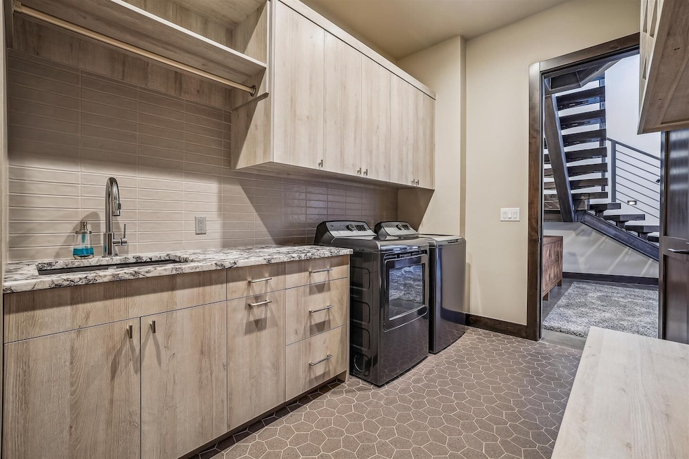 The Crowne Summit 6 Bedroom Home