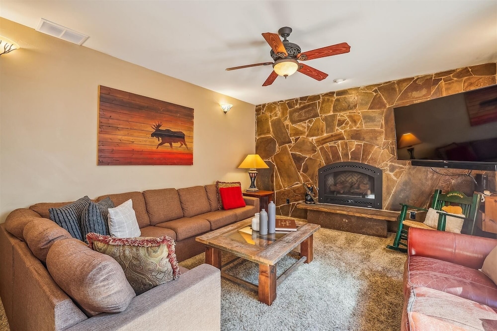 High Point Lodge 5 Bedroom Home by RedAwning