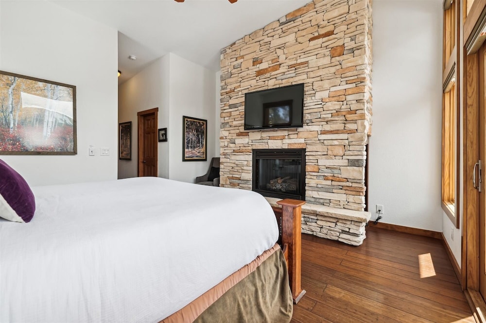 White Cap Lodge 4 Bedroom Townhouse by RedAwning view 4