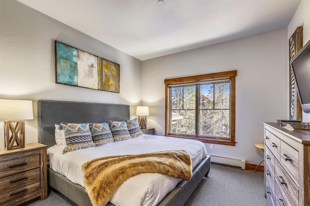 Mountain Thunder Lodge 305 3 Bedroom Townhouse by RedAwning view 3