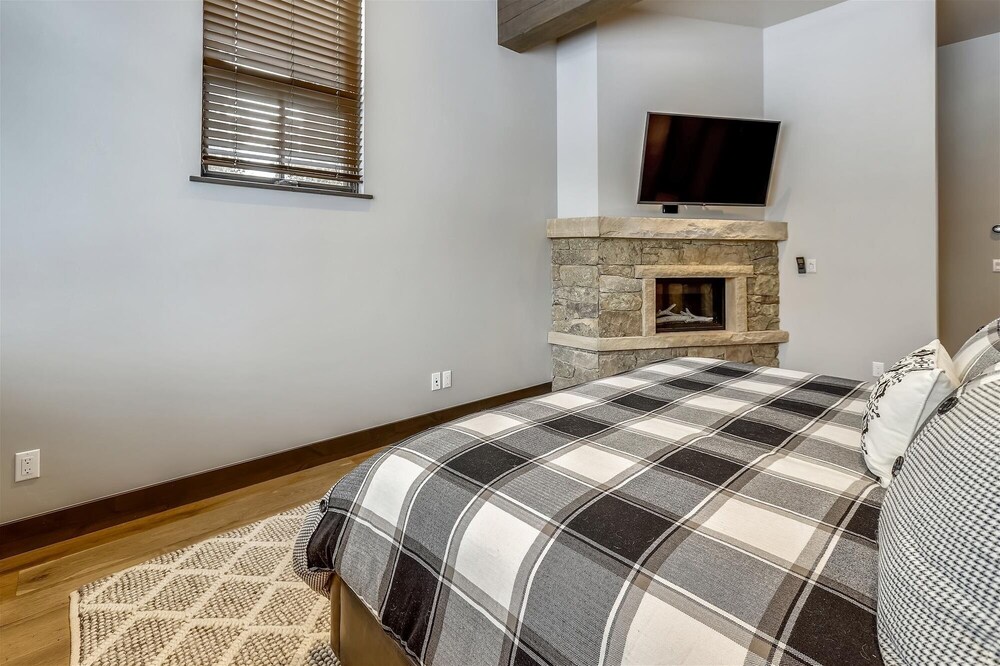 Five Peaks Townhouse with Garage and Hot Tub by RedAwning view 3