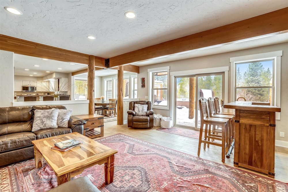 On The Rocks 4 Bedroom Home by RedAwning
