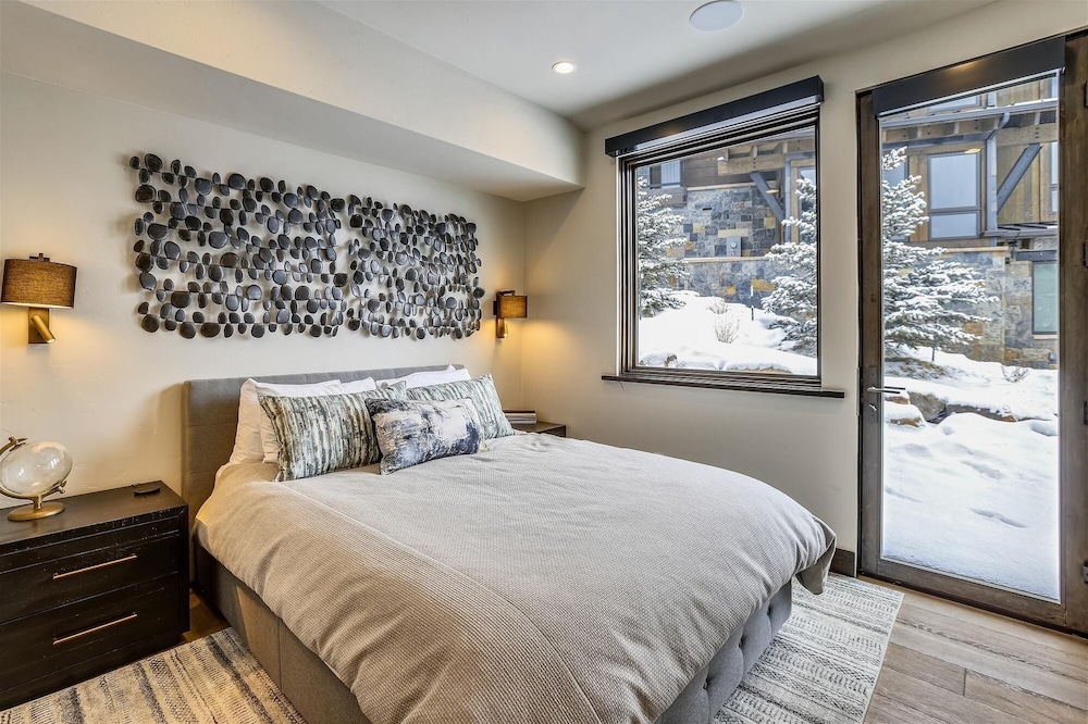 Falcon Haus 4 Bedroom Townhouse by RedAwning