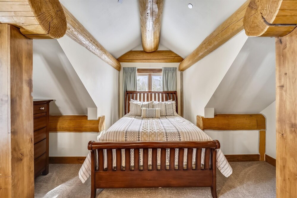 Goldenview Lodge 5 Bedroom Home by RedAwning
