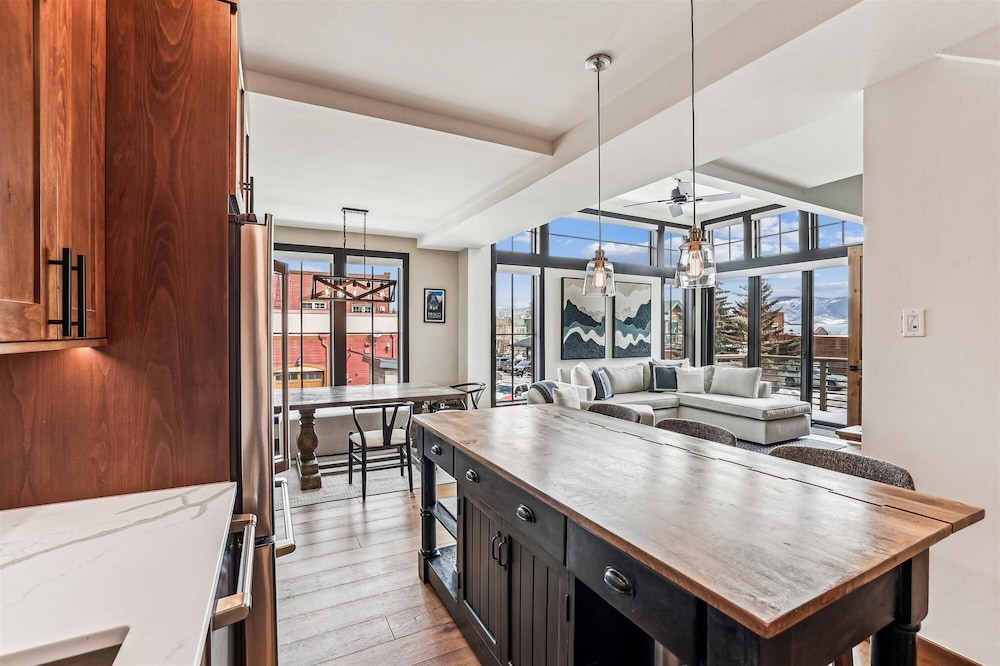 Decked Out Downtown 3 Bedroom Townhouse