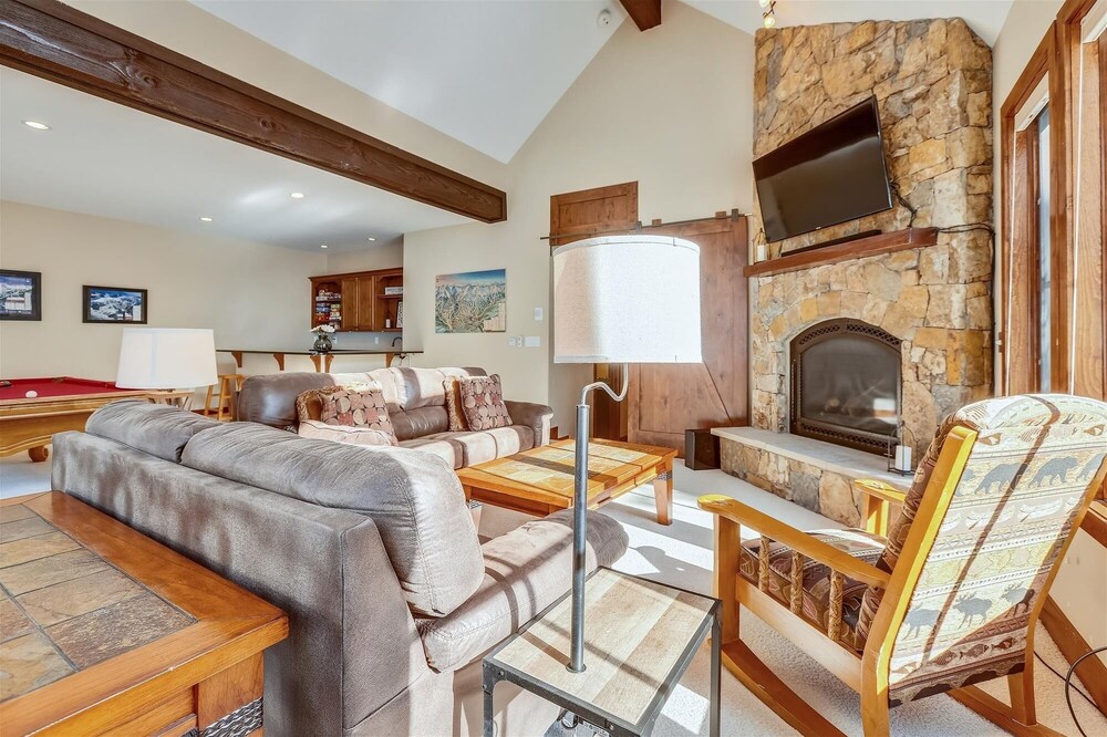 Baldy Mountain Overlook 4 Bedroom Townhouse by RedAwning