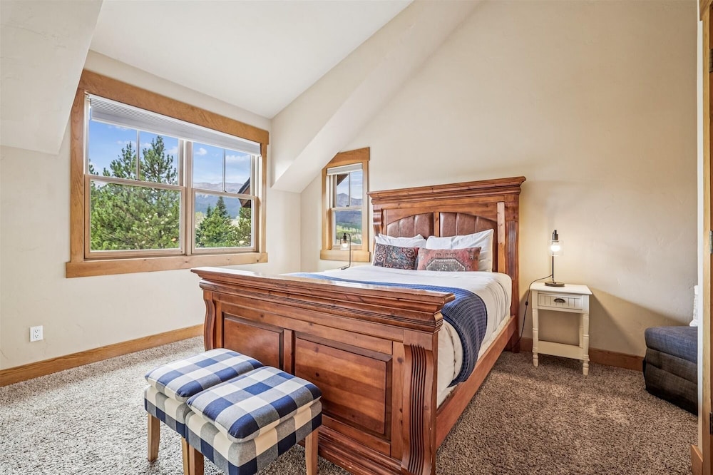 Little Bear Lodge 4 Bedroom Home