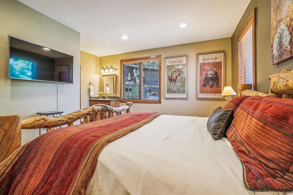 High Point Lodge 5 Bedroom Home by RedAwning