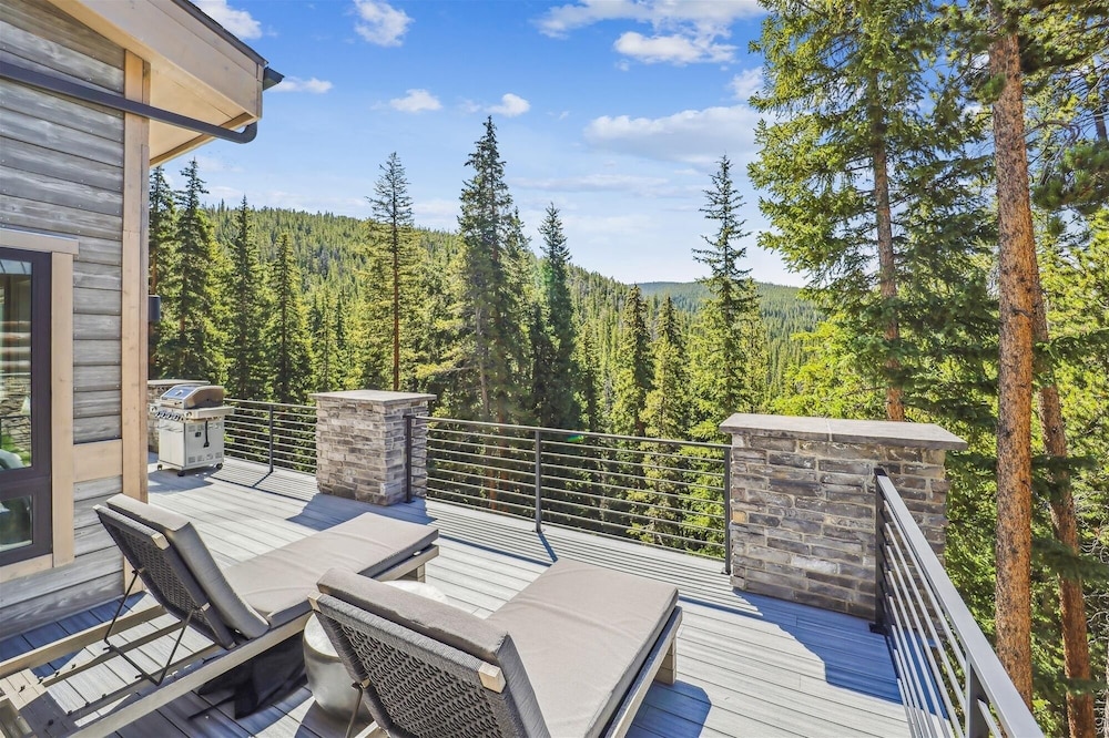 Golden Fox House 4 Bedroom Home by RedAwning