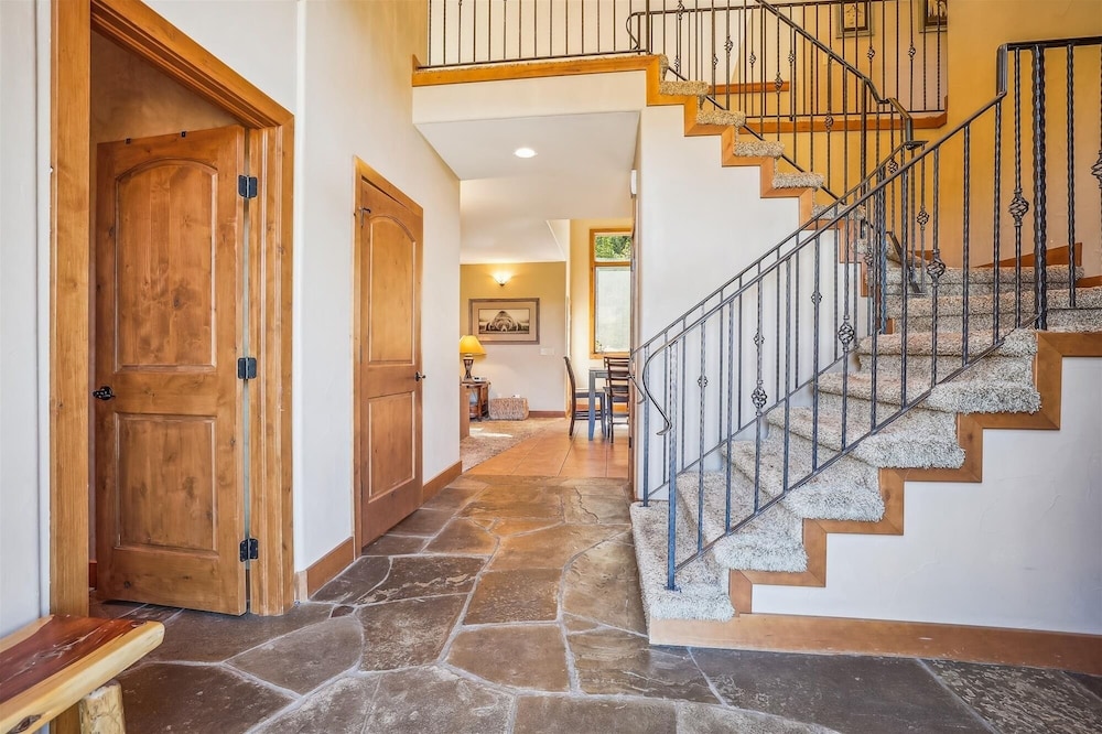 High Point Lodge 5 Bedroom Home by RedAwning