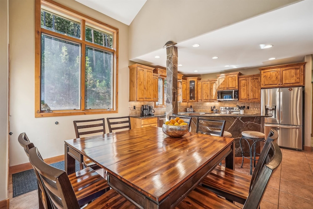 High Point Lodge 5 Bedroom Home by RedAwning