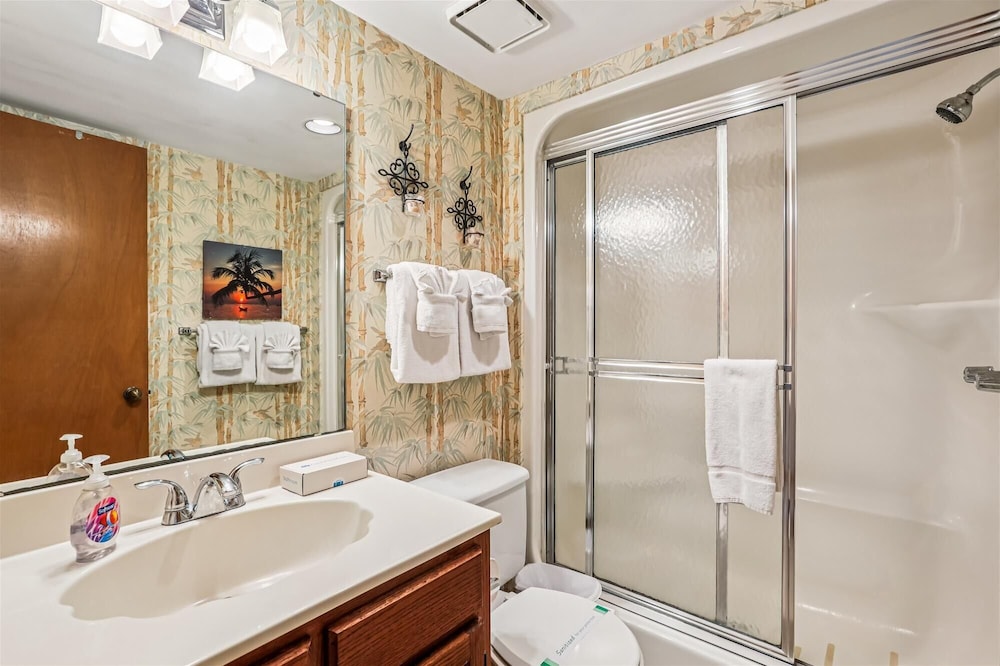 Oceanfront Luxury: 2BR Condo + Pool in St.aug
