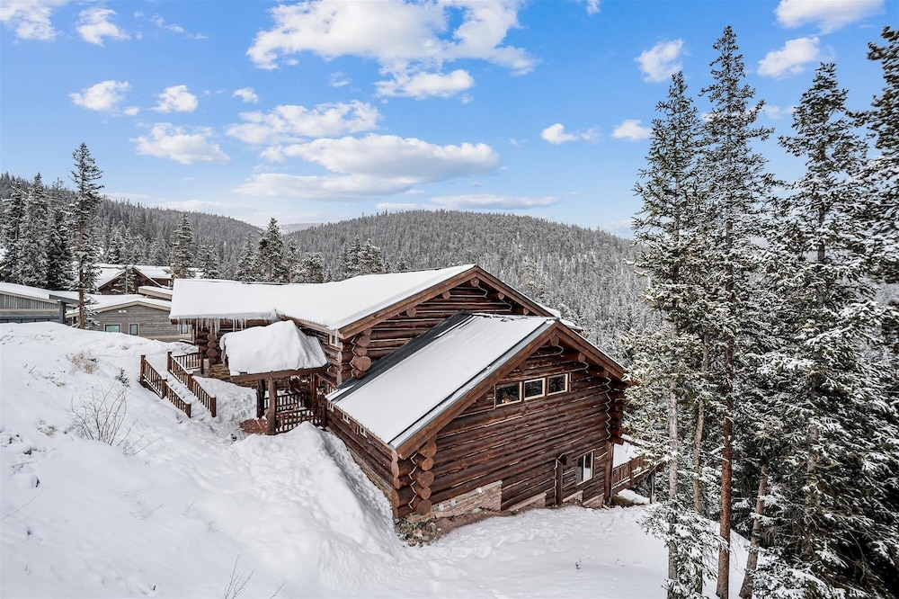 Modern Log Cabin 5 Bedroom Home by RedAwning