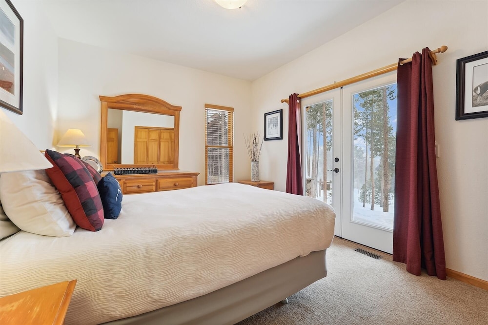 Timber Heights Lodge 3 Bedroom Home by RedAwning