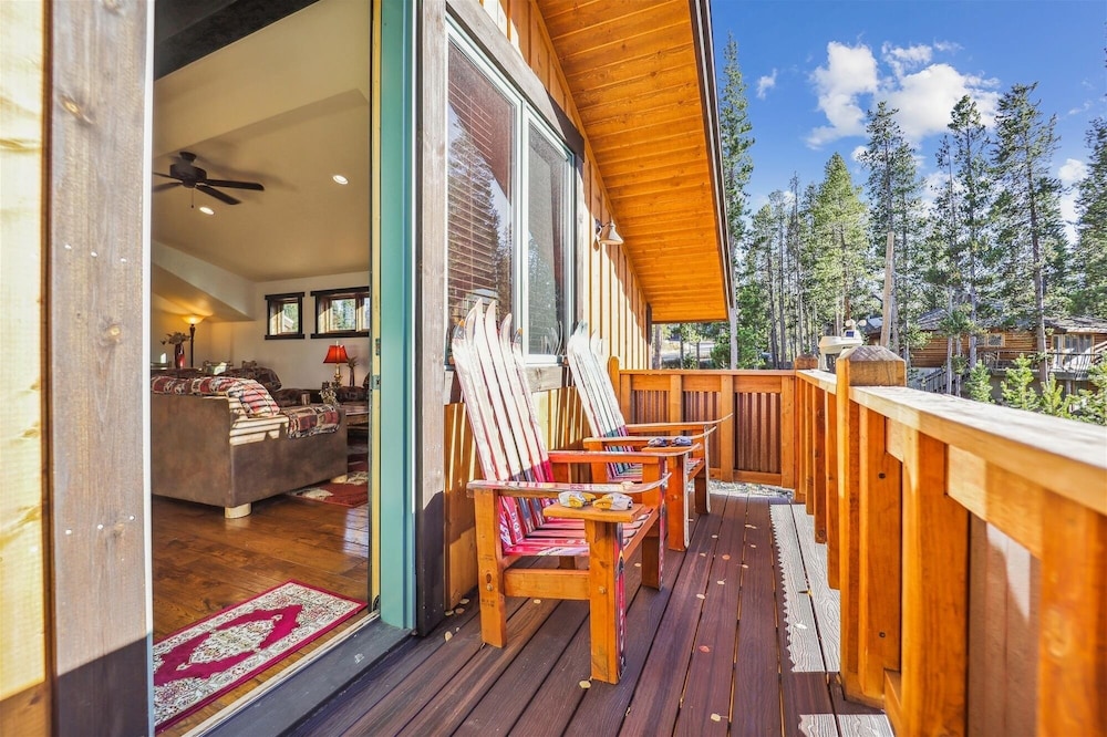 Silver Circle Lodge 4 Bedroom Home by RedAwning