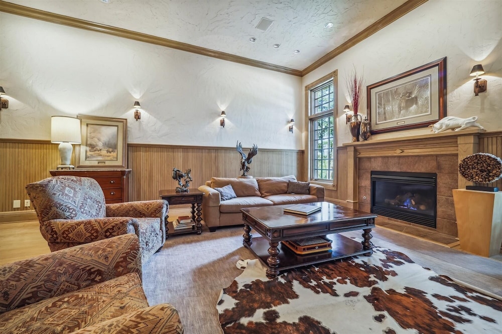 Gold King Retreat 6 Bedroom Home by RedAwning