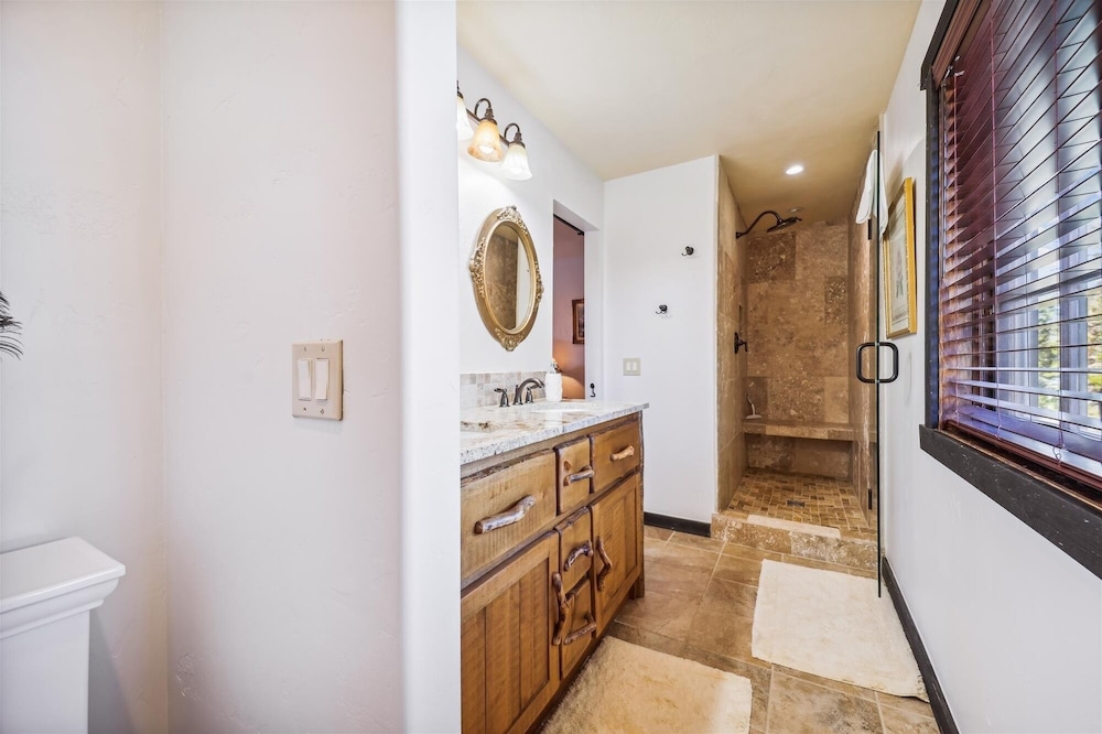 Silver Circle Lodge 4 Bedroom Home by RedAwning
