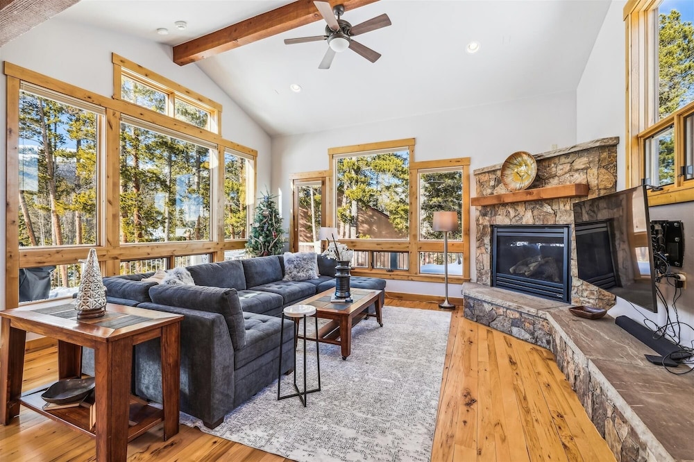 Lone Hand Lodge 4 Bedroom Home by RedAwning