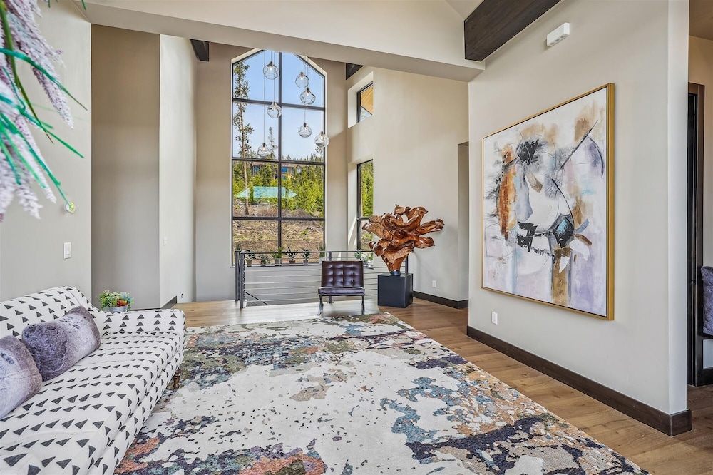 The Crowne Summit 6 Bedroom Home