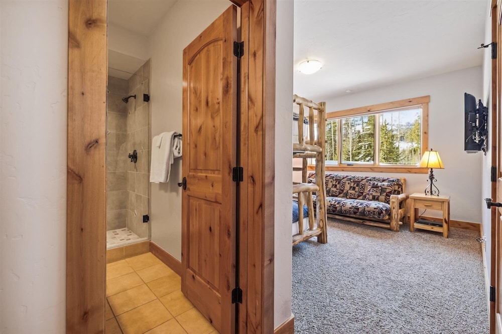 Lone Hand Lodge 4 Bedroom Home by RedAwning
