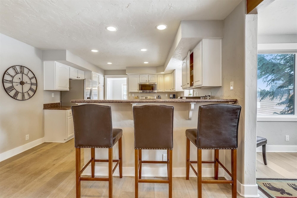 On The Rocks 4 Bedroom Home by RedAwning