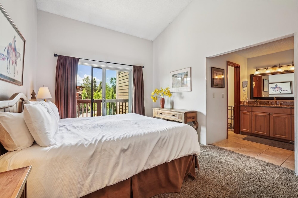 Pine Ridge 11e 2 Bedroom Condo
