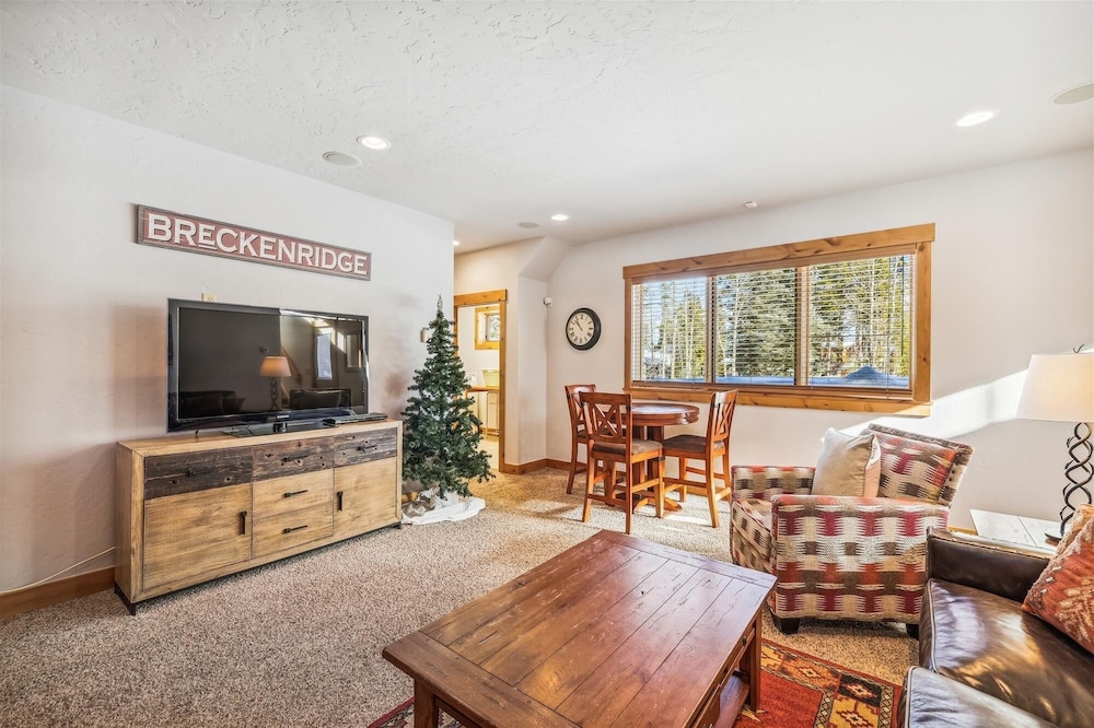 Lone Hand Lodge 4 Bedroom Home by RedAwning