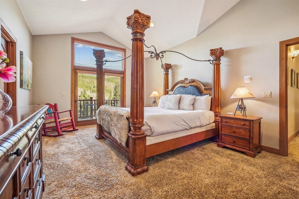 High Point Lodge 5 Bedroom Home by RedAwning