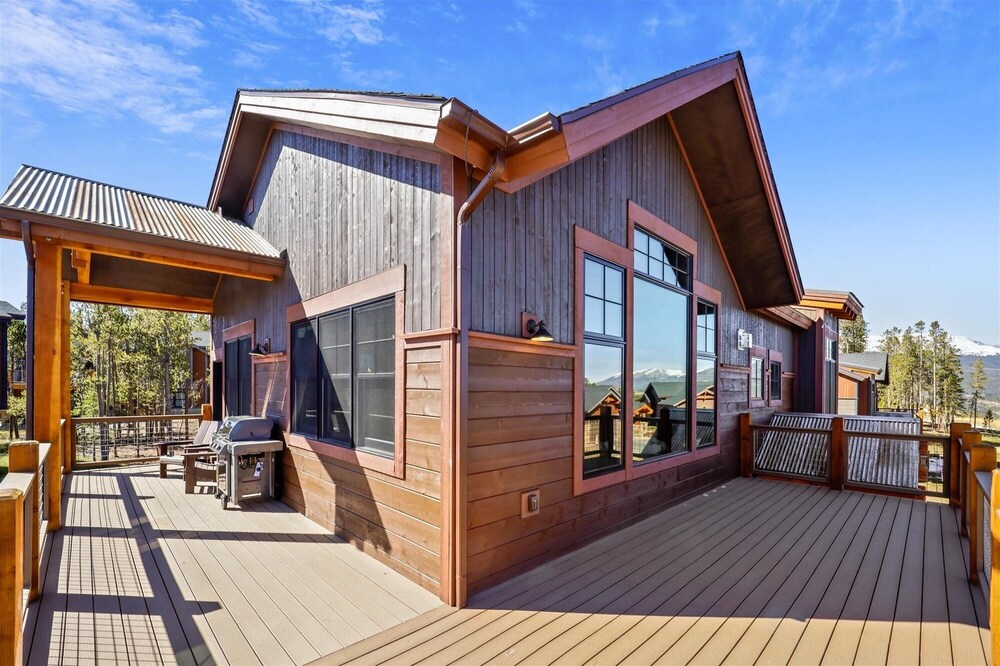 Cocoa Cabin 4 Bedroom Home by RedAwning