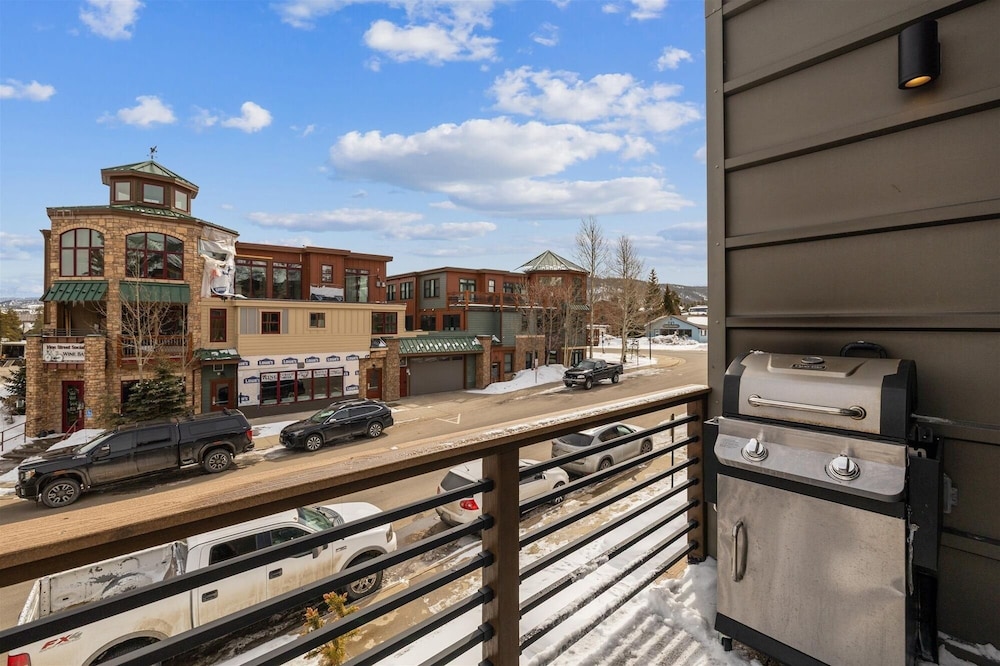 Decked Out Downtown 3 Bedroom Townhouse