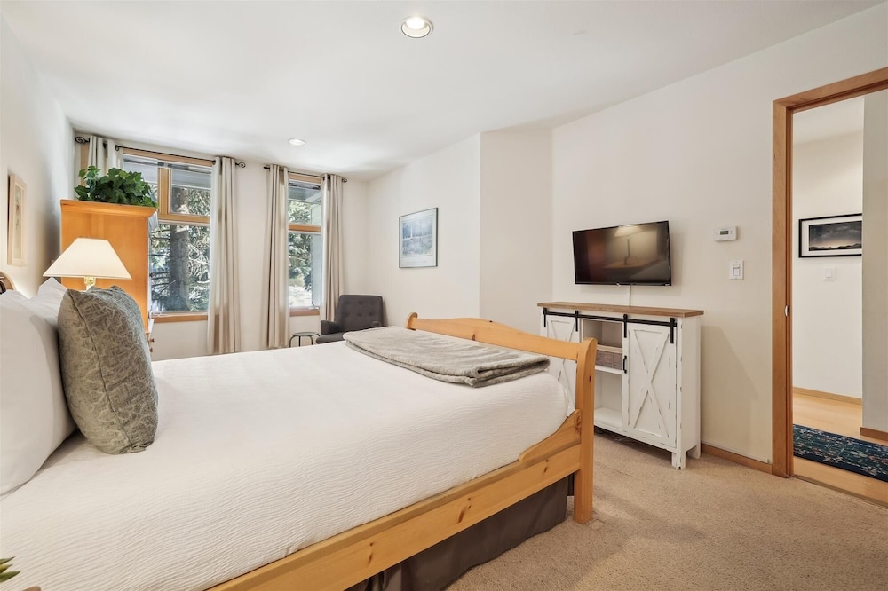River Glen 107c 2 Bedroom Condo