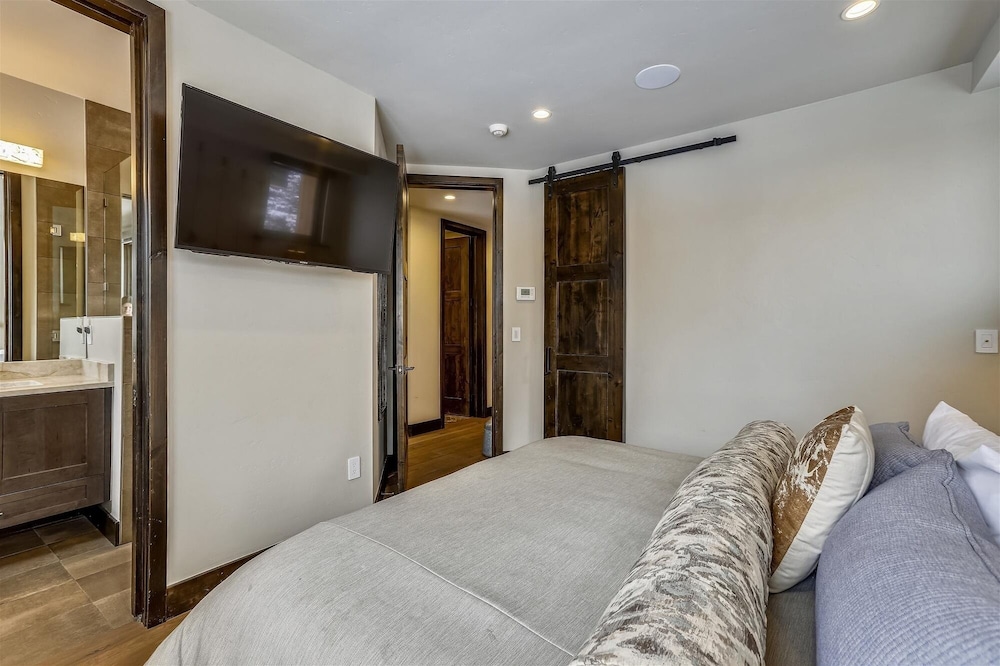 Falcon Haus 4 Bedroom Townhouse by RedAwning