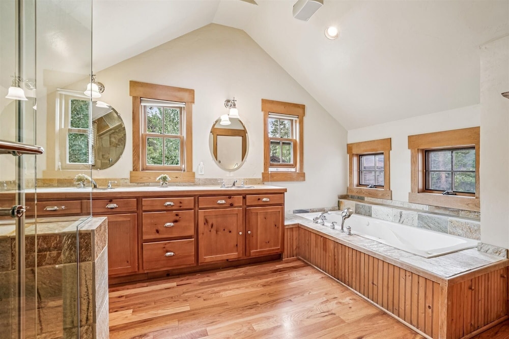 Little Bear Lodge 4 Bedroom Home
